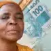 "Mulher idosa segurando dinheiro, simbolizando aposentadoria"