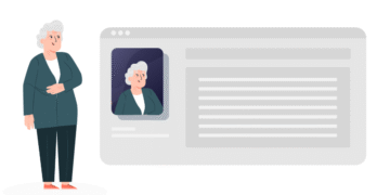 Idosa sorrindo ao lado de uma interface digital representando a solicitação da Carteira do Idoso.