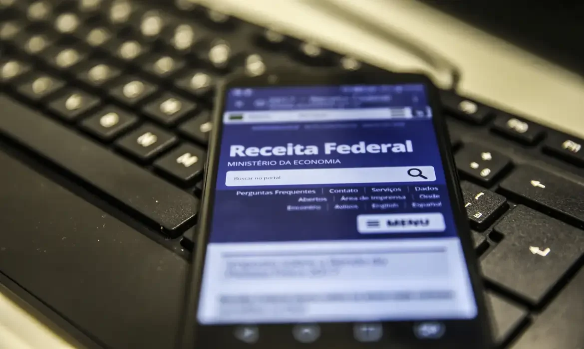 "Tela do site da Receita Federal no celular, destacando a importância de garantir que todas as informações estejam corretas."