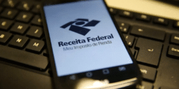 Logo da Receita Federal no aplicativo Meu Imposto de Renda, com foco na importância de declarar transferências via Pix no Imposto de Renda 2025.