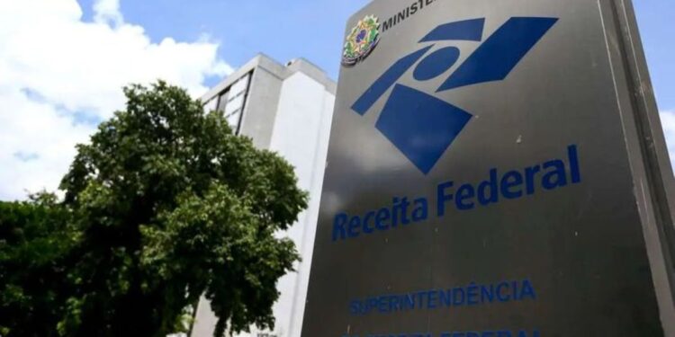 Sede da Receita Federal com a placa do Ministério da Fazenda, representando a instituição responsável pelos leilões oficiais.