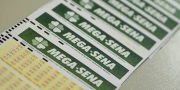 Bilhete da Mega-Sena pronto para aposta, com dezenas marcadas em verde, representando a chance de ganhar o prêmio acumulado de R$ 11 milhões.