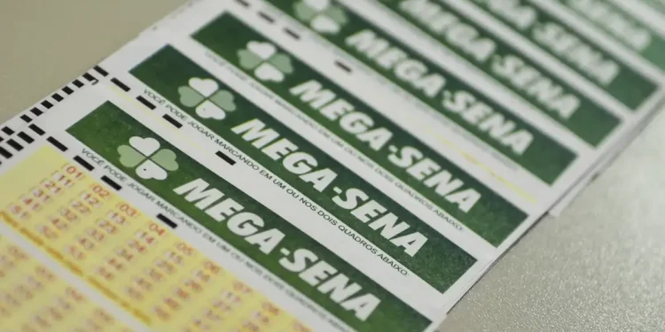 Bilhete da Mega-Sena pronto para aposta, com dezenas marcadas em verde, representando a chance de ganhar o prêmio acumulado de R$ 11 milhões.
