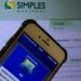 Imagem de um celular exibindo o aplicativo MEI da Receita Federal, com o site do Simples Nacional ao fundo, destacando a importância da declaração anual para MEI.