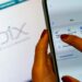 Tela de celular exibindo o site oficial do Pix, sistema de pagamentos do Banco Central do Brasil