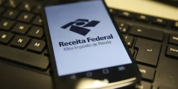 "Tela do aplicativo da Receita Federal mostrando o logo 'Meu Imposto de Renda', com teclado ao fundo."