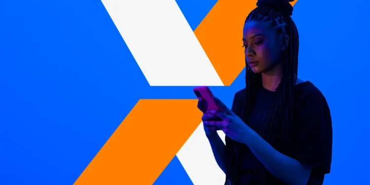 Mulher usando smartphone com logo da Caixa ao fundo, representando o internet banking da Caixa.