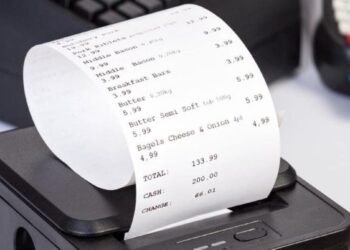 Impressora térmica emitindo cupom fiscal com itens e valores detalhados.