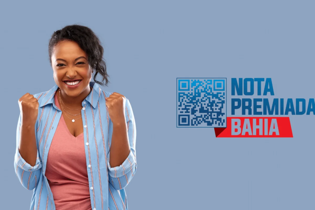 Pessoa sorridente comemorando sua participação na Nota Premiada Bahia, ao lado do logo e QR Code do programa.