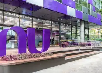 Fachada da sede do Nubank, símbolo roxo em destaque na entrada