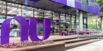 Fachada da sede do Nubank, símbolo roxo em destaque na entrada