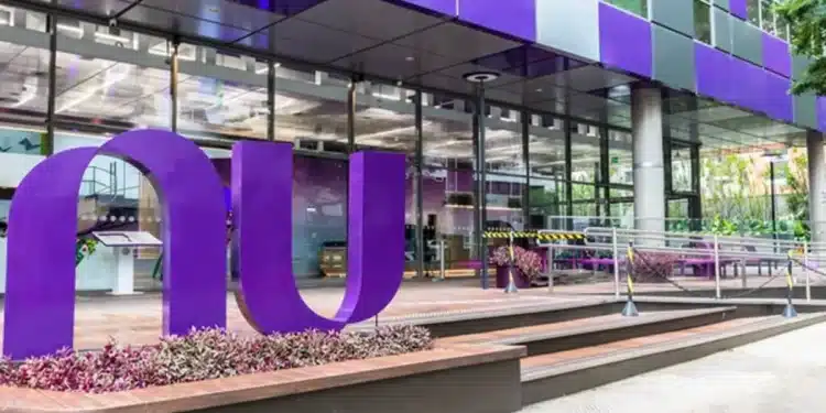 Fachada da sede do Nubank, símbolo roxo em destaque na entrada