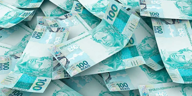 Cédulas de 100 reais representando prêmios em dinheiro do sorteio do CPF Premiado