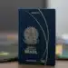 Passaporte brasileiro azul com brasão da República Federativa do Brasil em destaque.