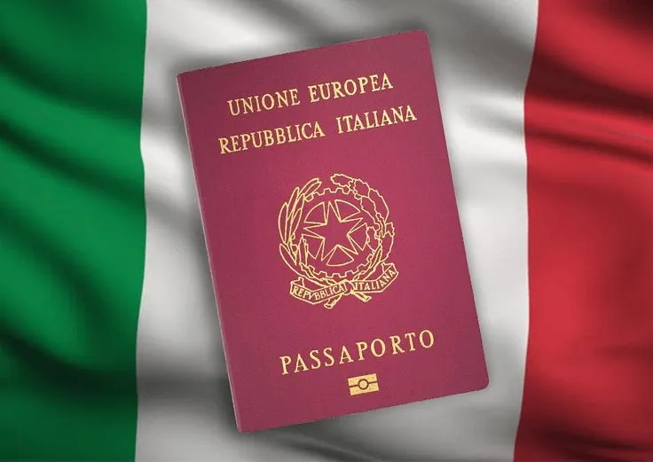 Passaporte italiano sobre bandeira da Itália simbolizando cidadania italiana