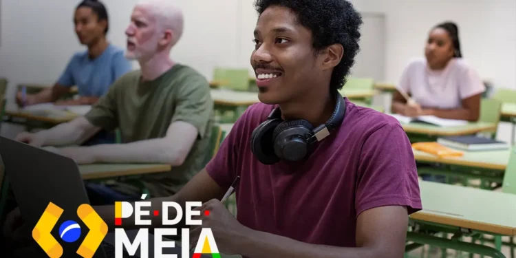 Estudante sorrindo em sala de aula, representando o programa Pé-de-Meia do ensino médio.