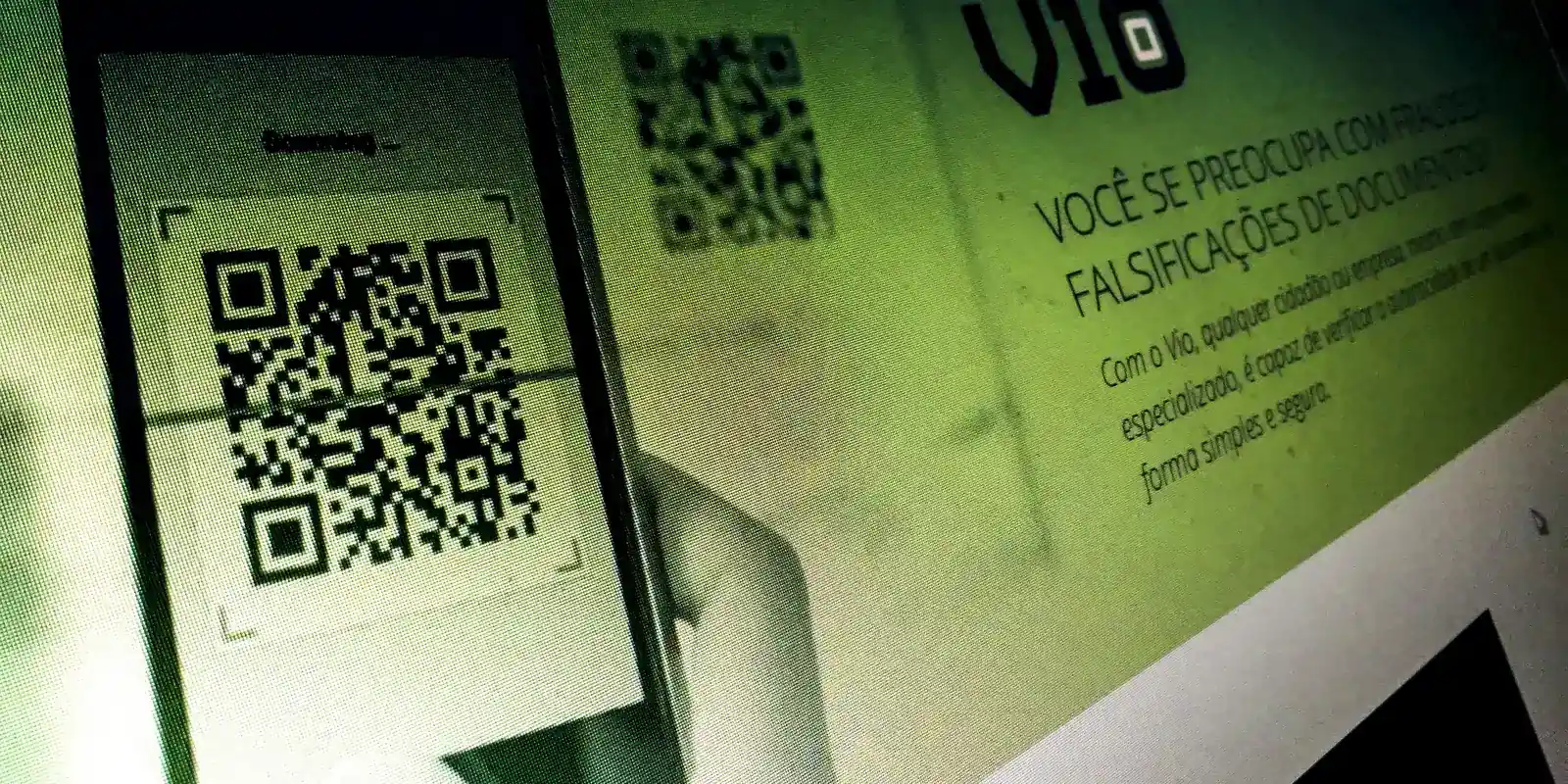 Tela mostrando leitura de QR Code em ambiente digital, alertando para riscos de falsificação em cartazes.