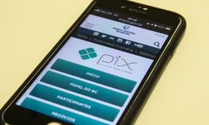 Tela de celular exibindo o site oficial do Pix, sistema de pagamentos do Banco Central do Brasil