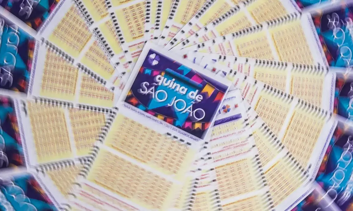 Volantes da Quina de São João organizados em formato circular, ilustrando apostas na loteria.