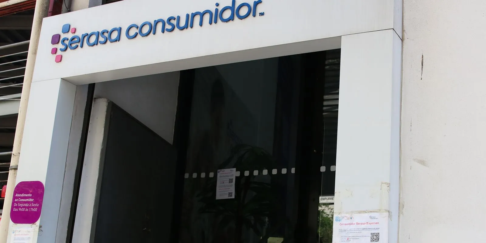 Fachada de uma unidade do Serasa Consumidor.