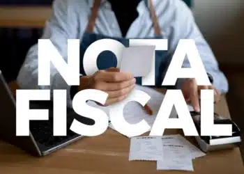 Pessoa conferindo recibos e utilizando máquina de cartão, simbolizando controle fiscal e sorteio do CPF Premiado.