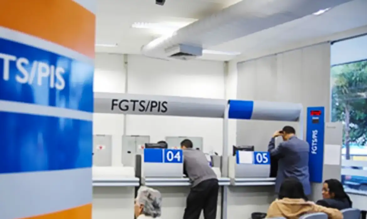 Atendimento em agência bancária na seção de FGTS e PIS, com pessoas sendo atendidas nos guichês