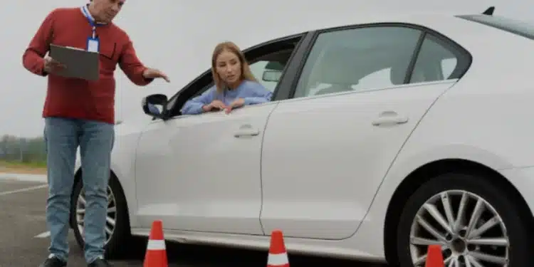 Instrutor de autoescola orientando uma aluna durante aula prática de direção em pista de treinamento.