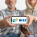 Casal de idosos segurando celular com logo do INSS, ilustrando consulta e pagamento de benefícios em maio de 2025.