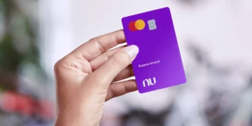 Cartão Nubank roxo sendo segurado por uma mão, representando a transformação do limite em saldo disponível.