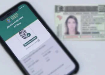 Aplicativo e-Título do TSE mostrando biometria coletada, com documento de eleitor ao lado.