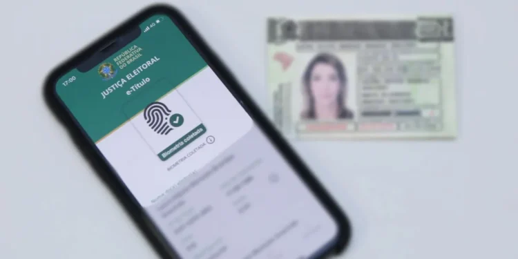 Aplicativo e-Título do TSE mostrando biometria coletada, com documento de eleitor ao lado.