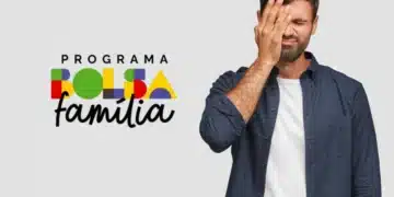 Homem com expressão de preocupação cobrindo um olho com a mão ao lado do logo do Programa Bolsa Família.