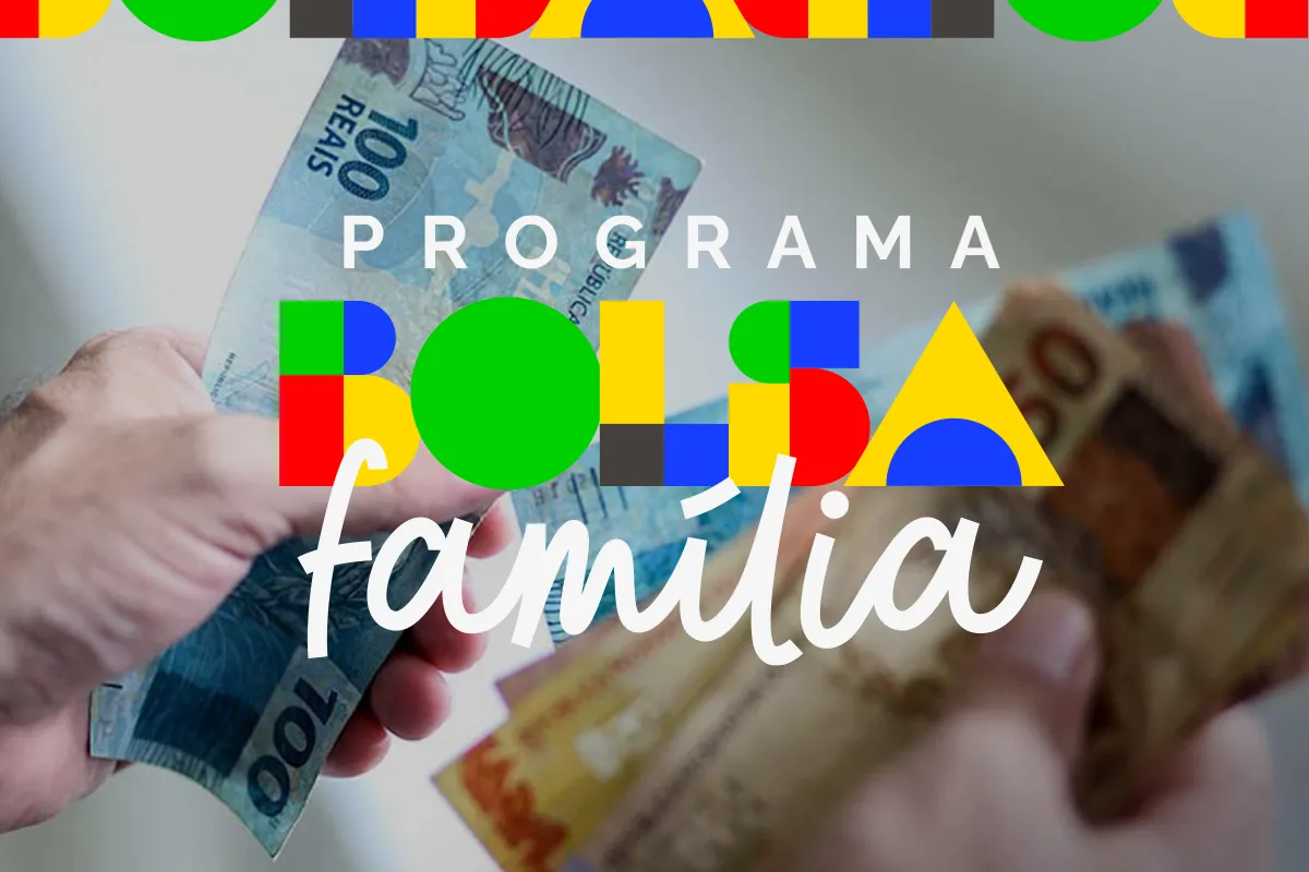 Mãos segurando cédulas de reais brasileiros com o texto colorido “Programa Bolsa Família” sobreposto.