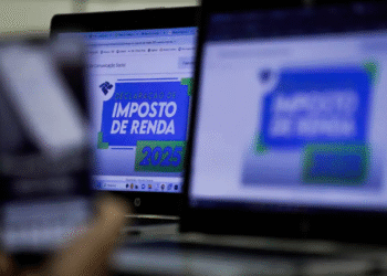 Imagem ilustrando a declaração do Imposto de Renda 2025, com tela exibindo informações sobre a nova tabela.