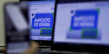 Imagem ilustrando a declaração do Imposto de Renda 2025, com tela exibindo informações sobre a nova tabela.