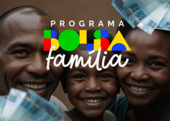 Imagem promocional do Bolsa Família e Auxílio Gás, com a logo do programa e uma família sorrindo ao fundo, acompanhada por notas de 100 reais.