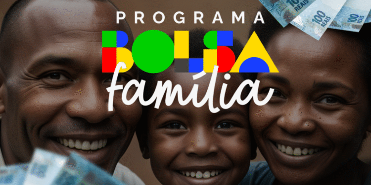Imagem promocional do Bolsa Família e Auxílio Gás, com a logo do programa e uma família sorrindo ao fundo, acompanhada por notas de 100 reais.
