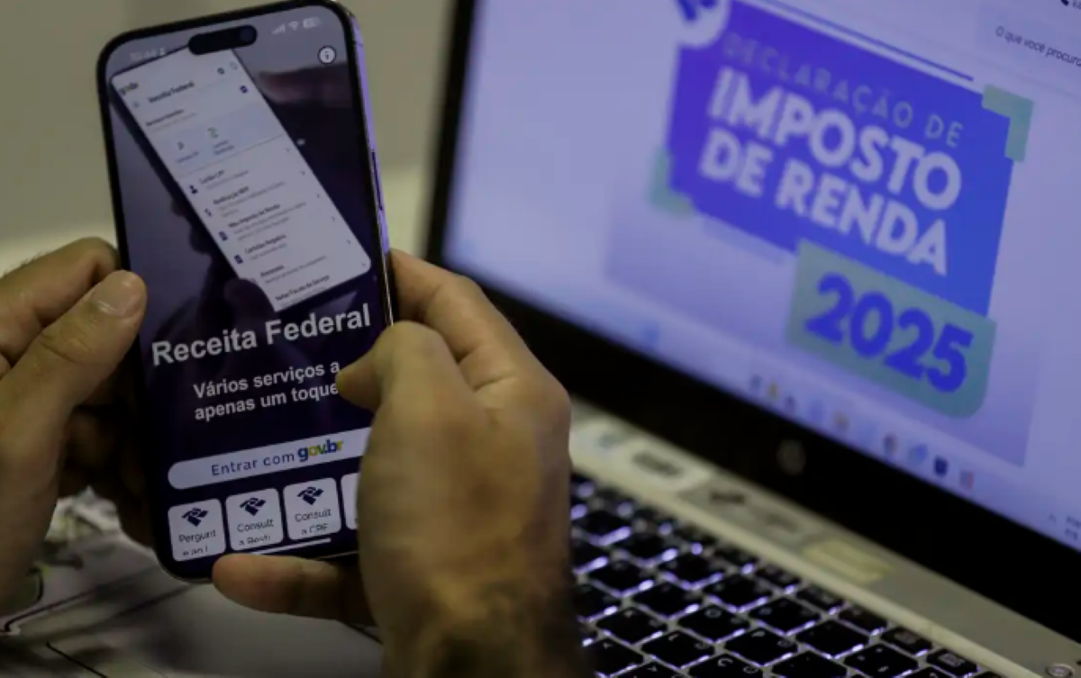 Imagem mostrando o aplicativo da Receita Federal em um smartphone, com destaque para a declaração de Imposto de Renda 2025 no computador.