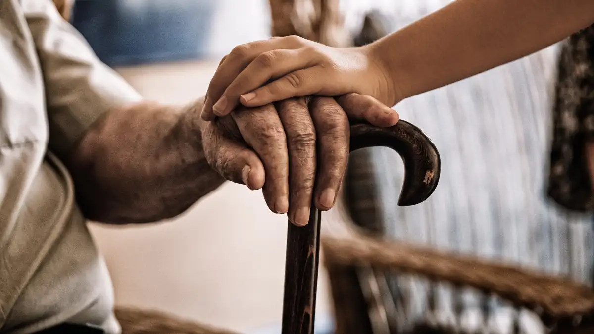Apoio familiar: mãos de diferentes gerações se unindo em um gesto de cuidado e suporte.