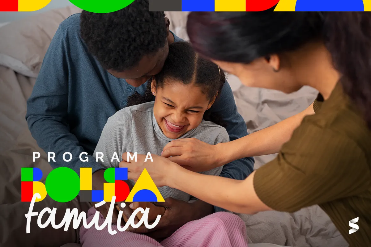 Imagem de uma família feliz, com os pais cuidando de uma criança, destacando a importância do apoio financeiro do Bolsa Família para o bem-estar familiar.