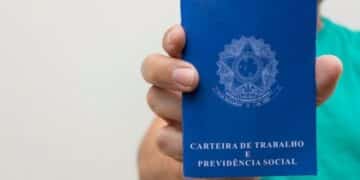 Carteira de Trabalho sendo exibida por trabalhador de camisa verde