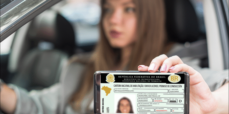Mulher segurando a versão digital da CNH no celular enquanto está dentro de um carro.