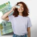 Mulher sorridente segurando sua CNH, com foco na informação de CNH gratuita, encerrando inscrições no dia 30 com 12 mil vagas disponíveis.