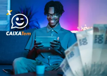 Imagem promocional do Caixa Tem com uma pessoa sorrindo enquanto usa um tablet, com dinheiro em destaque e logo do Caixa Tem.