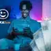 Imagem promocional do Caixa Tem com uma pessoa sorrindo enquanto usa um tablet, com dinheiro em destaque e logo do Caixa Tem.