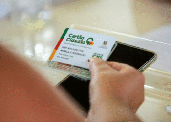 Cartão Cidadão com logo de ICMS ao lado de um celular, ilustrando o processo de devolução do ICMS no estado.