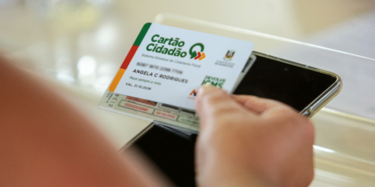 Cartão Cidadão com logo de ICMS ao lado de um celular, ilustrando o processo de devolução do ICMS no estado.