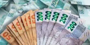 Imagem de cédulas de dinheiro, incluindo notas de R$50, R$100 e R$200, representando o apoio financeiro do BPC.