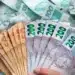 Imagem de cédulas de dinheiro, incluindo notas de R$50, R$100 e R$200, representando o apoio financeiro do BPC.