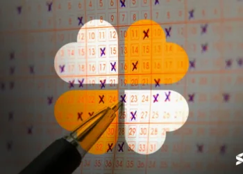 Bilhete da Quina com números marcados e caneta, simbolizando a aposta no sorteio da Quina de São João.